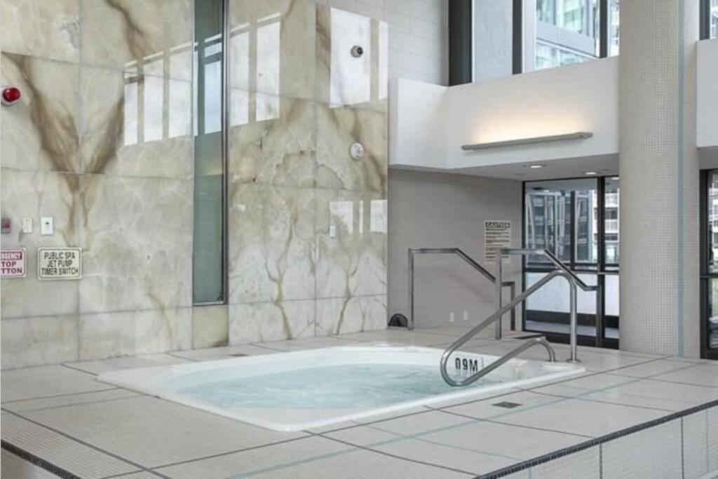 Luxury Suite With Private Patio In Downtown Toronto Exterior foto